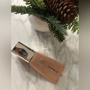 MERIT THE UNIFORM Tinted mineral sunscreen SPF 45: shade 26 Dune, Sandstone